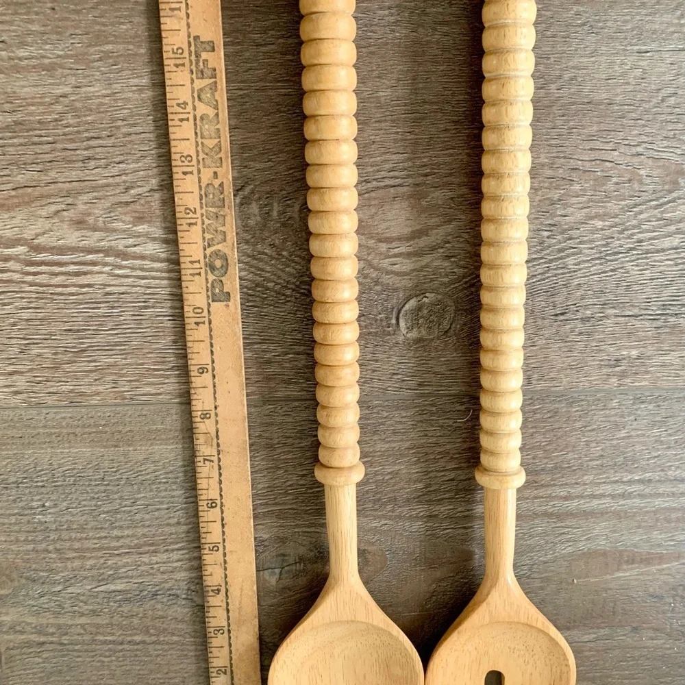 Wooden bowl with 2 spoons